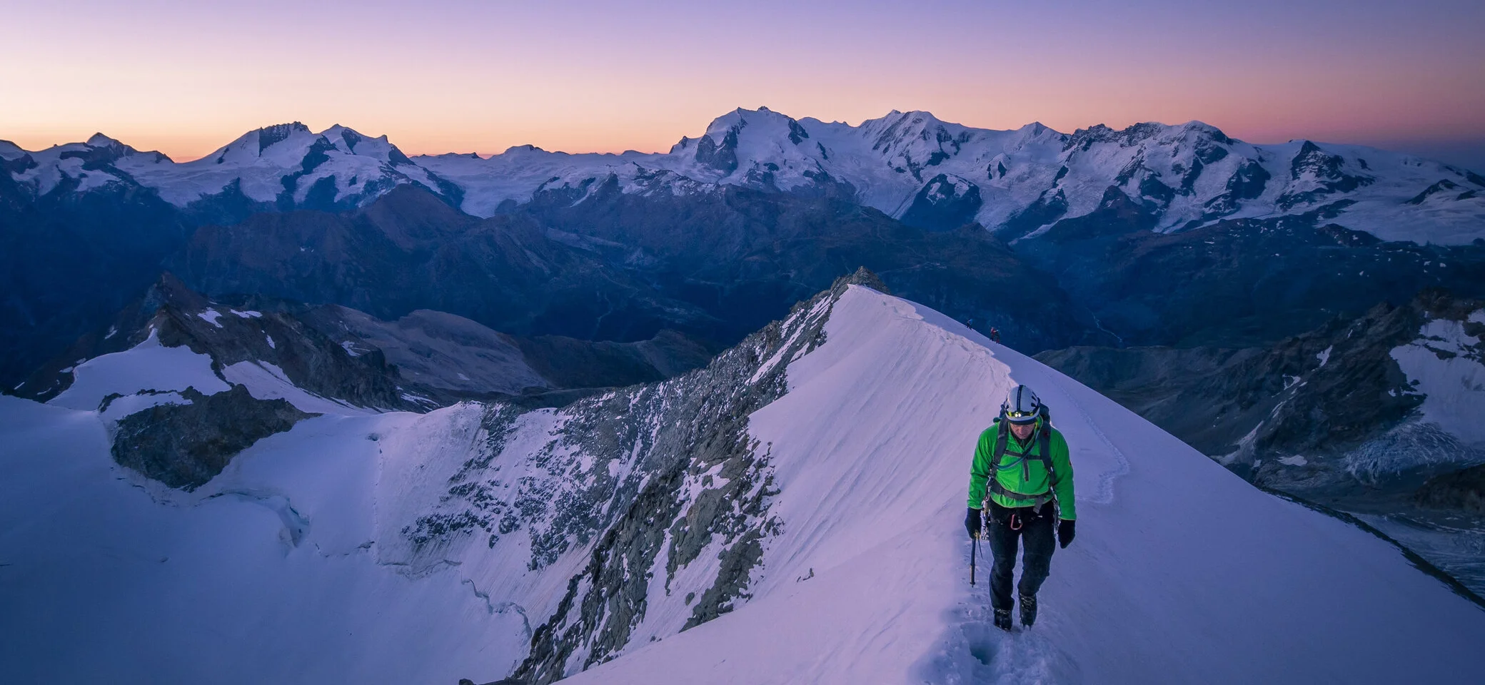 Hochtour im Wallis | © DAV/Silvan Metz Hochtour im Wallis: Wanderer auf Schneebedeckten Gipfeln | © DAV/Silvan Metz